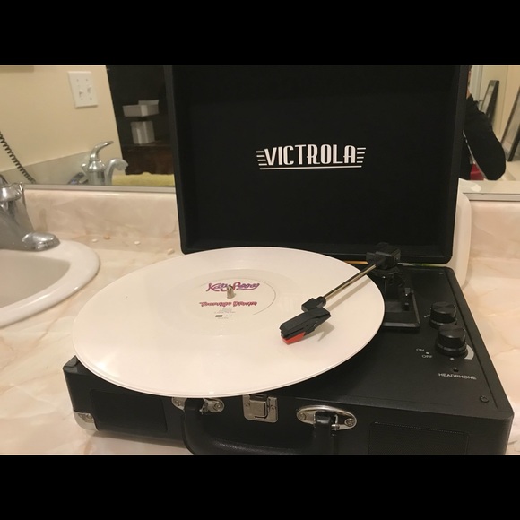 Brand new Victrola record player - Picture 5 of 5